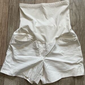 2/$30 Gap maternity shorts 2 R white tailored with pockets has tummy panel